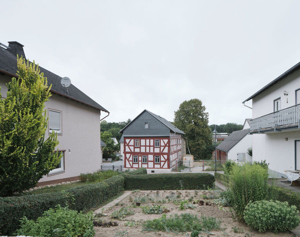 Foto: David Schreyer, Schreyer, David – Architekturbild & Freie Arbeiten, A-Wörgl - Österreich Straßenansicht Schlafhaus - Hof Wendenius