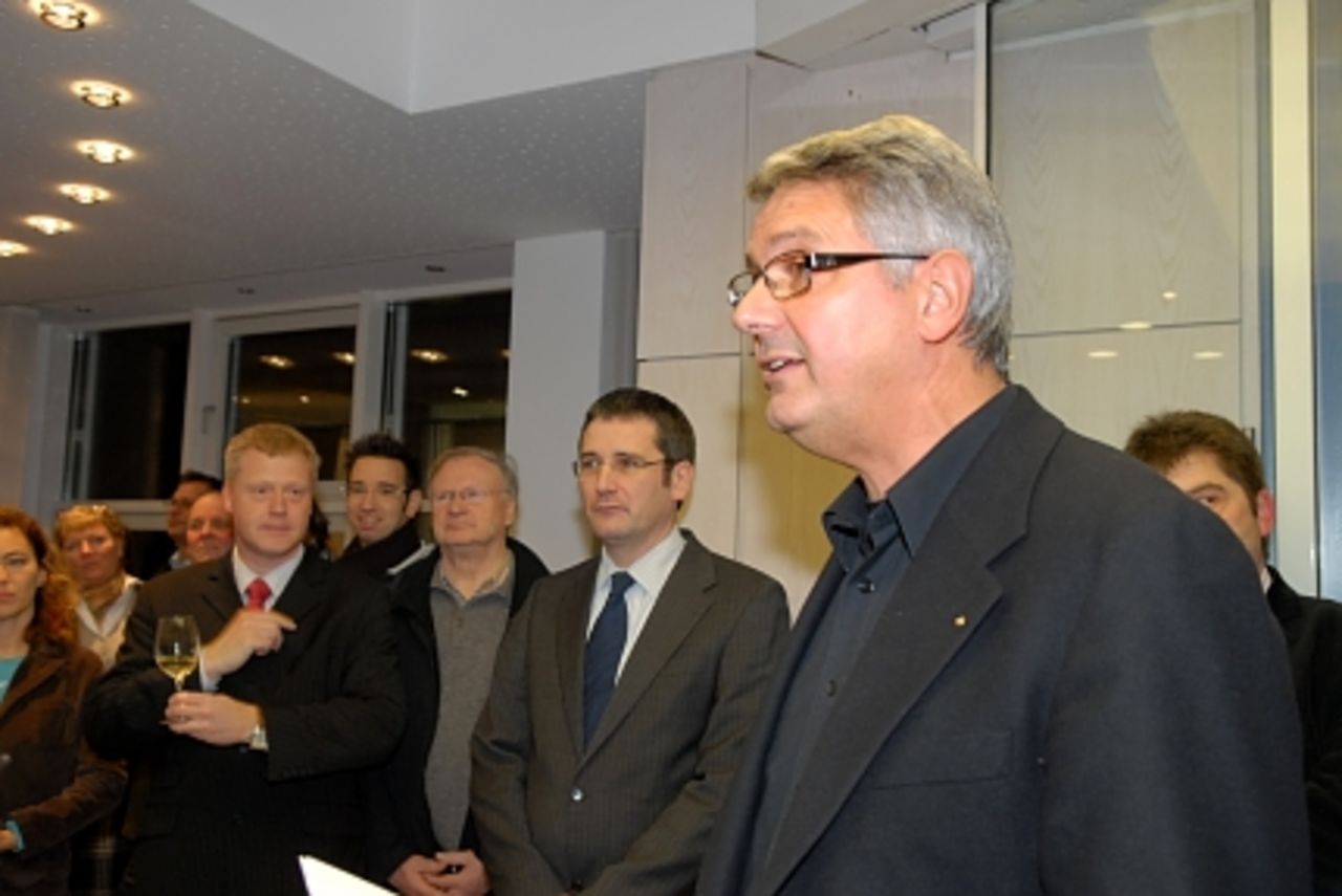 Foto: Kammerpräsident Stefan Musil bei seiner Begrüßung. Im Hintergrund Staatsminister Hering und Ausstellungsbesucher.