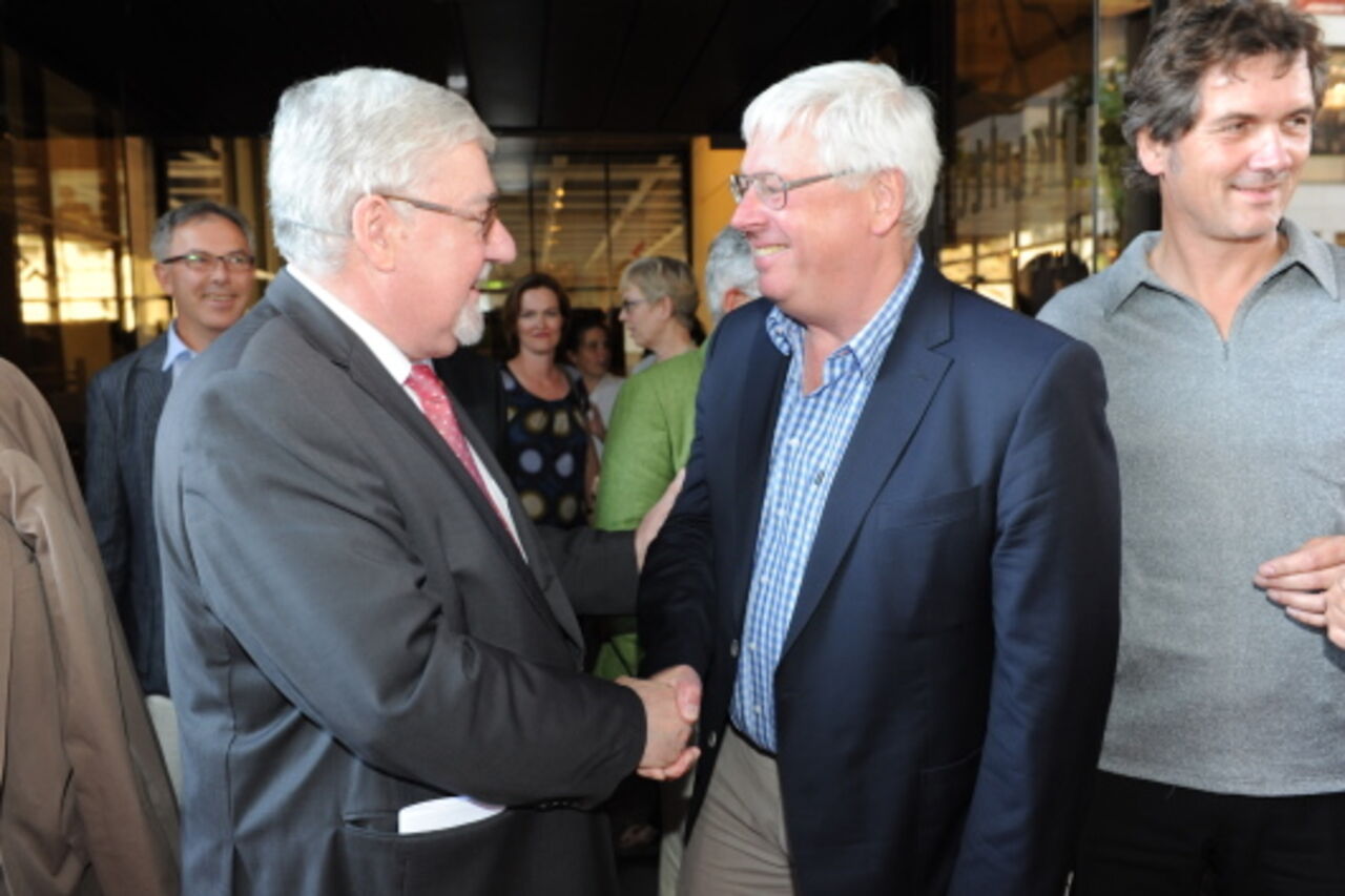 Foto: Landtagspräsident Joachim Mertes und Vorstandsmitglied Hermann-Josef Ehrenberg reichen sich die Hand