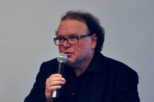 Thomas Metz, Generaldirektor der Generaldirektion Kulturelles Erbe Rheinland-Pfalz spricht ins Mikrophon
