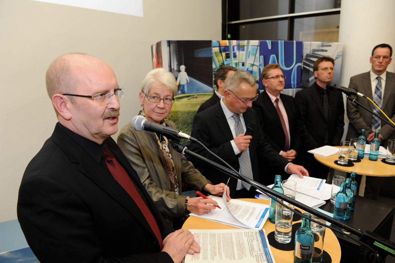 Foto: Gerold Reker, Sprecher des Aktionsbündnisses, erläutert am Mikrophon die Ziele der "Impulse"