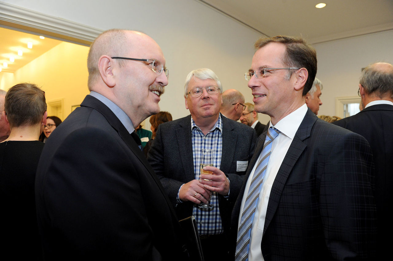 Foto: Gerold Reker, Hermann-Josef Ehrenberg und Professor Scholz im Gespräch.