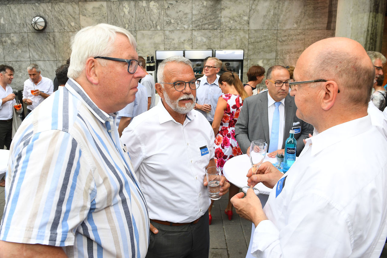 Kammervorstand im GesprächLandschaftsarchitekt Hermann-Josef Ehrenberg, Vorstandsmitglied der Architektenkammer Rheinland-Pfalz, Stadtplaner Frank Böhme, Vizepräsident der Architektenkammer Rheinland-Pfalz und Architekt Ernst Wolfgang Eichler im Gespräch (v.l.n.r.).