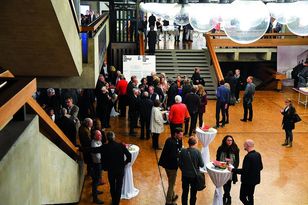 Nach der Ausstellungseröffnung fanden viele Gäste im Foyer des Rathauses noch Zeit für ein Glas Wein und anregende Gespräche.