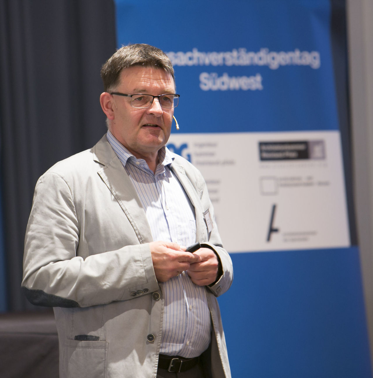 Johannes Feyrer, Direktor der Berufsfeuerwehr Köln auf dem Podium