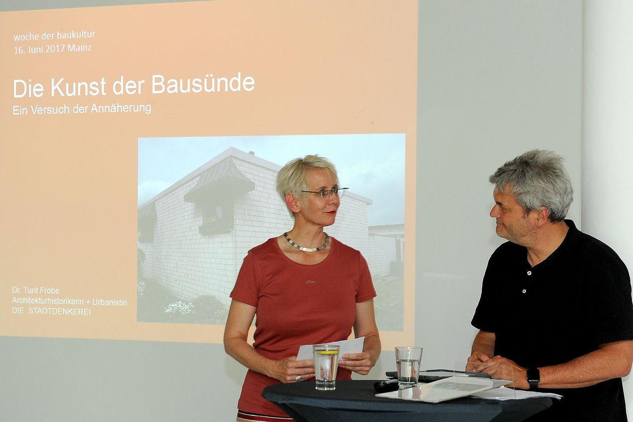 Foto von Ina Seddig, Sprecherin der Kammergruppe Mainz/Landkreis Mainz-Bingen, begrüßte die Gäste zusammen mit ihrem Vorgänger Thomas Dang, der jetzt Vorstandsmitglied der Architektenkammer Rheinland-Pfalz ist.