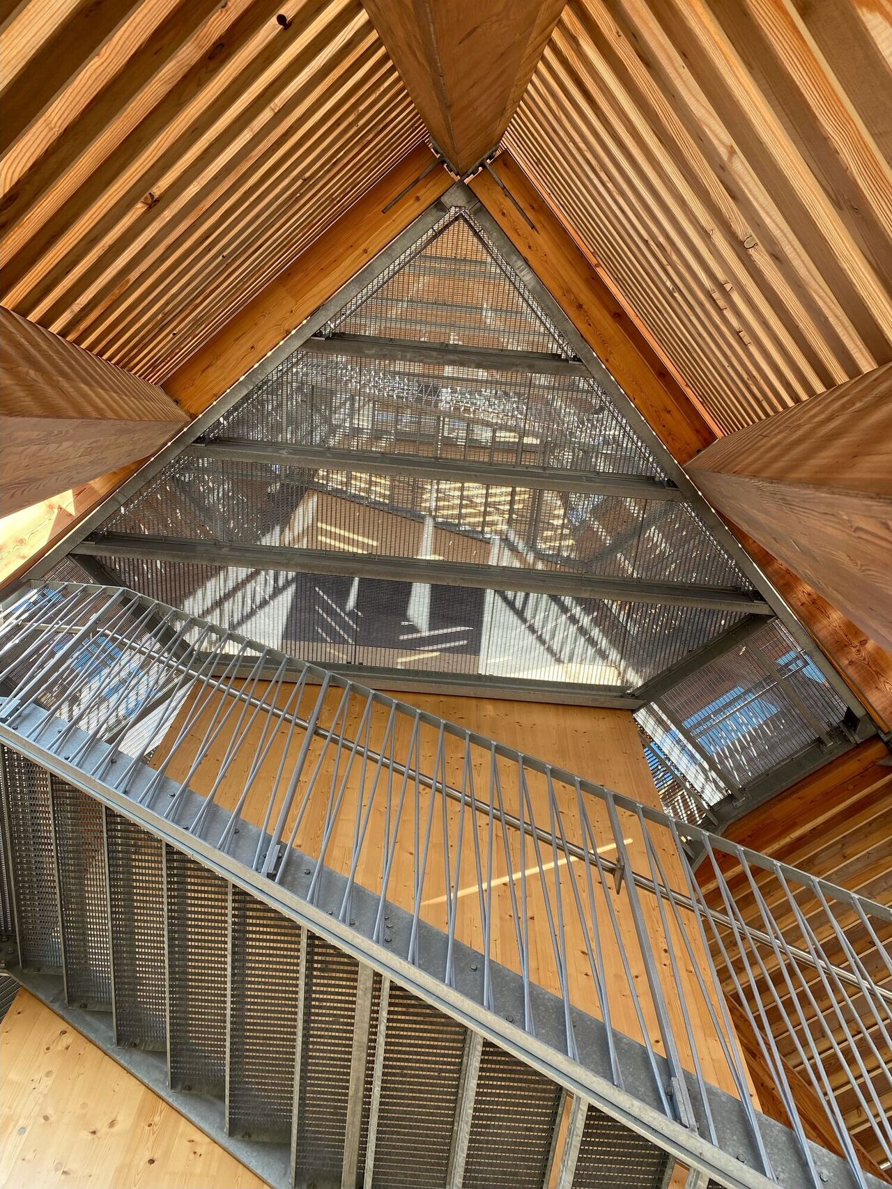 © Svenja Rinder Blick von unten in einen Aussichtsturm
