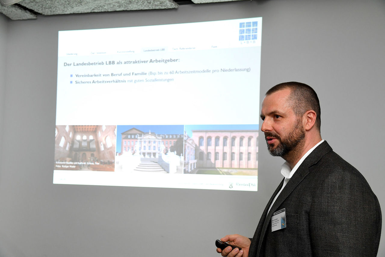 Über das Baureferendariat der Fachrichtung Hochbau und Städtebau informierte Boris Grischkat vom Landesbetrieb Liegenschafts- und Baubetreuung Rheinland-Pfalz (LBB). 