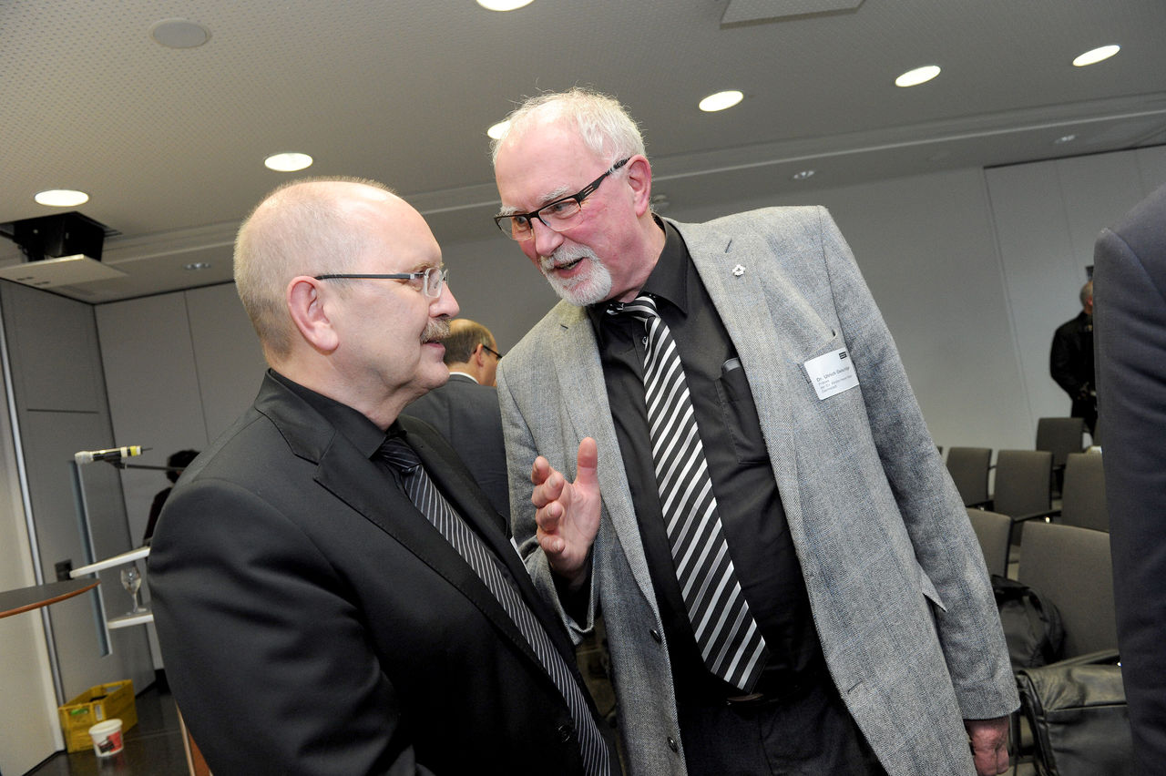Der Präses der Kirchensynode der Evangelischen Kirche in Hessen und Nassau Dr. Ulrich Oelschläger (rechts) war hochkarätiger Teilnehmer der Tagung, hier im Gespräch mit Kammerpräsident Gerold Reker.