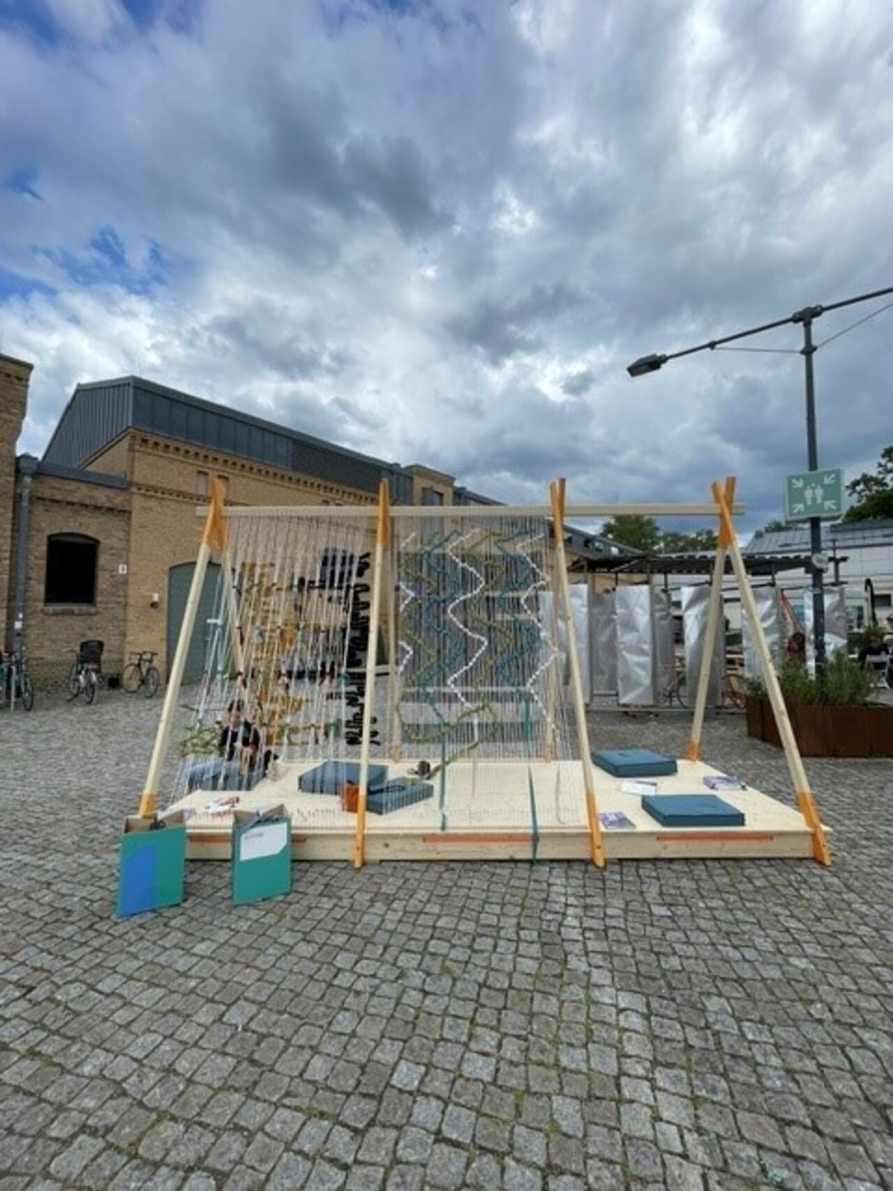 Foto: Dr. Christoph H. Nuehlen Textile Installation im Außenbereich des Konvents. Die Arbeit verbindet Handwerk, Gestaltung und Beteiligung.