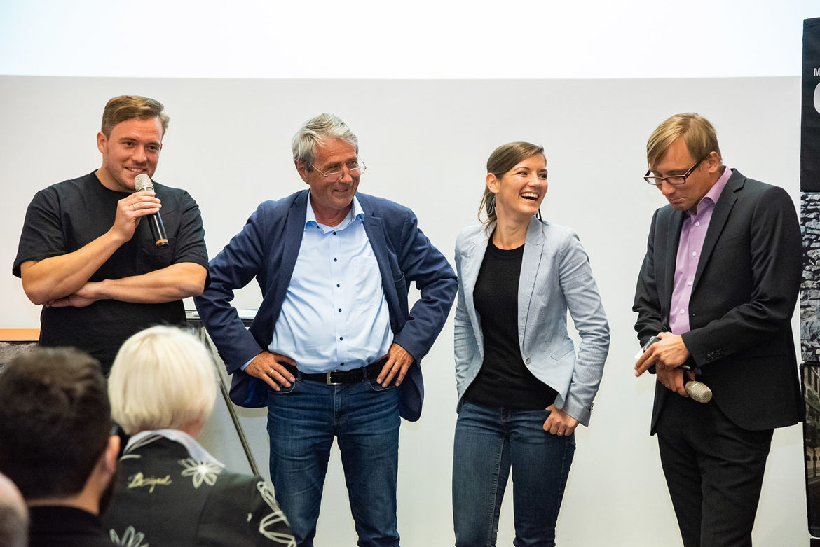 Großer Beifall für die Slammer: Timm Helbach, Prof. Dr. Heiner Monheim, Nadine Kümmel, Sebastian W. Wagner (Moderation)  