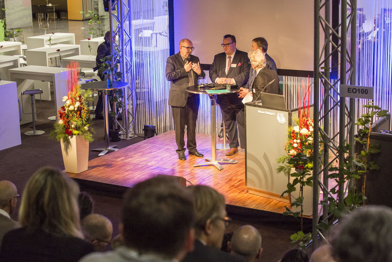 Gerold Reker, Präsident der Architektenkammer Rheinland-Pfalz Staatssekretär Andy Becht, Ministerium für Wirtschaft, Verkehr, Landwirtschaft und Weinbau Norbert Weber, Präsident des Deutschen Weinbauverbandes, Bonn Dr. Wolfgang Bachmann, Journalist, Moderator der Veranstaltung (v.l.n.r.)