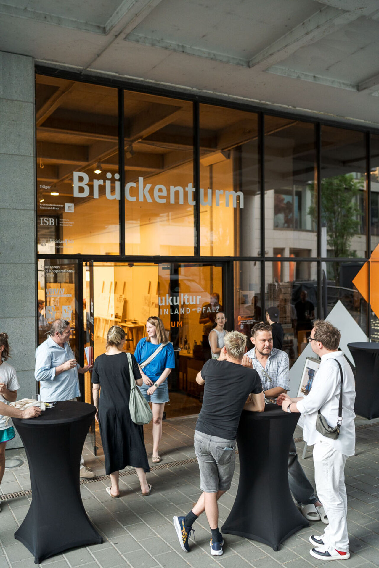 Nach der Veranstaltung nutzten viele Gäste die Gelegenheit, die Diskussion bei Getränken und Brezeln vor dem Zentrum Baukultur Rheinland-Pfalz fortzusetzen.