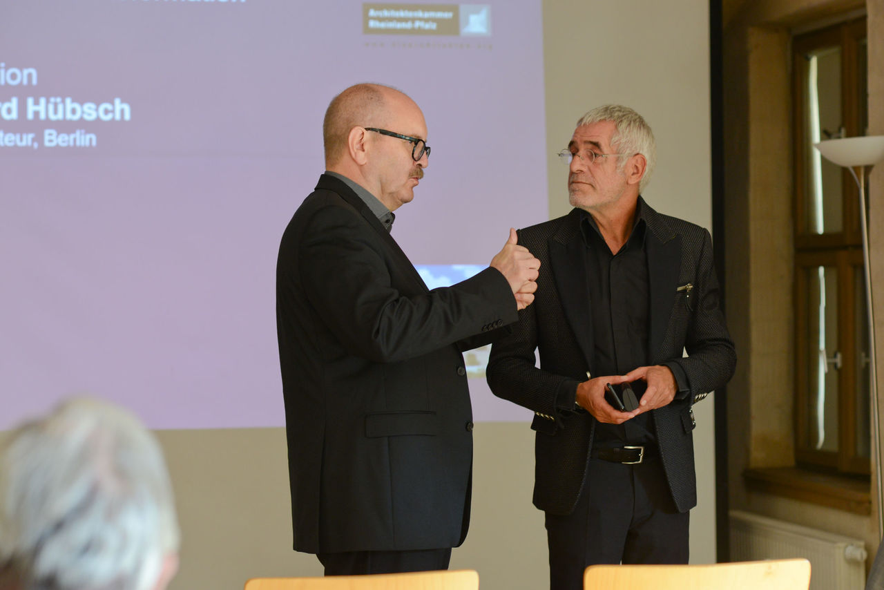 Kammerpräsident Gerold Reker im Gespräch mit dem Ehrenpräsidenten der Architektenkammer Sachsen-Anhalt Prof. Ralf Niebergall.