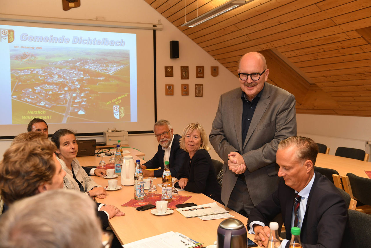 Gerold Reker, stehend bei seiner Begrüßung.