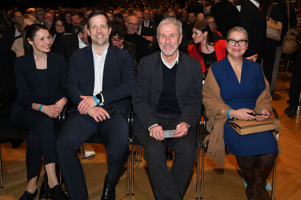 vier Personen sitzend in der ersten Reihe, Jahresempfang der Wirtschaft 2025, Festsaal Rheingoldhalle Mainz