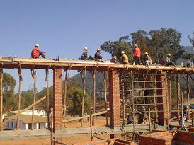 Bild einer Baustelle mit Bauarbeitern in Malawi.