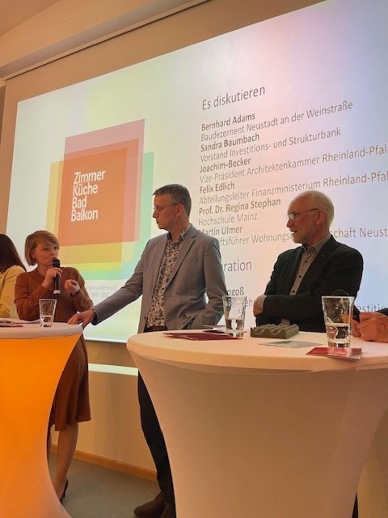 Podiumsdiskussion mit mehreren Teilnehmenden