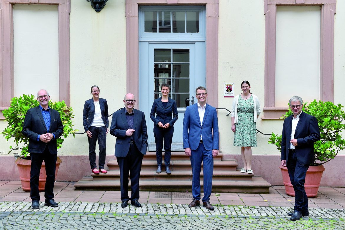 Gruppenbild mit Vertretern der Architektenkammer, dem Beigeordneten Adams und Vertretern der Stadt Neustadt