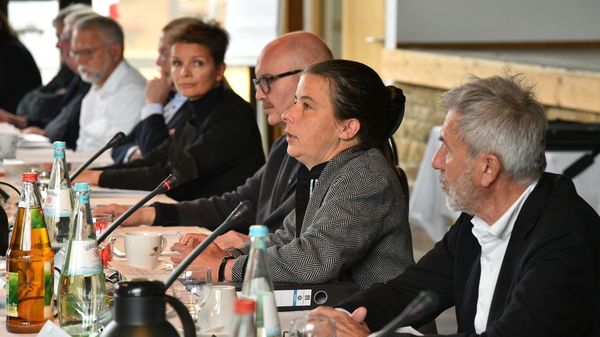 Vizepräsidentin Edda Kurz erläutert den Stand der Aufstockung am Hindenburgplatz