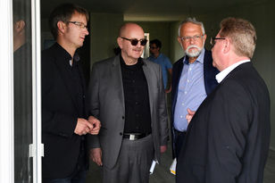 Drinnen: Dipl. Ing. Architekt Christopher Diehl, Diehl Architekten Hochdorf-Assenheim mit Gerold Reker und Frank Böhme.