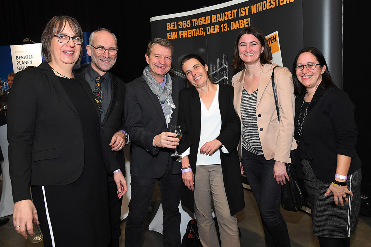 Architektin Jutta Stammwitz-Becker, Joachim Becker, Sprecher der Kammergruppe 10, Hartmut Woike, Vizepräsidentin Edda Kurz, Innenarchitektin und Vorstandsmitglied Eva Holdenried, Bianca Klein vom Finanzministerium