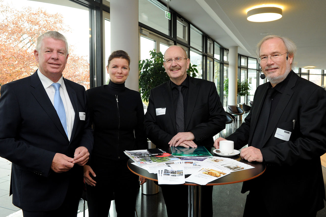 Kurzer Austausch vor Beginn, v.l.n.r.: Oberbürgermeister der Stadt Worms, Michael Kissel, Hauptgeschäftsführerin der Architektenkammer Rheinland-Pfalz, Dr. Elena Wiezorek, Präsident der Architektenkammer Rheinland-Pfalz, Gerold Reker sowie Moderator und Kulturredakteur Reinhard Hübsch.