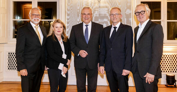 v.l.n.r.: Frank Böhme (Stellv. Vorsitzender des Landes- und Verwaltungsausschusses der BArchV), Prof. Lydia Haack (Präsidentin der Bayerischen Architektenkammer), Staatsminister Joachim Herrmann, John Höpfner (Vorsitzender des Landesausschusses der BArchV), Hartmut Rüdiger (Vorsitzender des Verwaltungsausschusses der BArchV) 