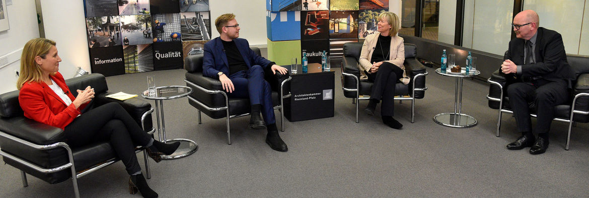 In der Gesprächsrunde: Prof. Dr. Markus Gabriel, Finanzministerin Doris Ahnen und Kammerpräsident Gerold Reker, ganz links die Moderatorin des Abends, Patricia Küll