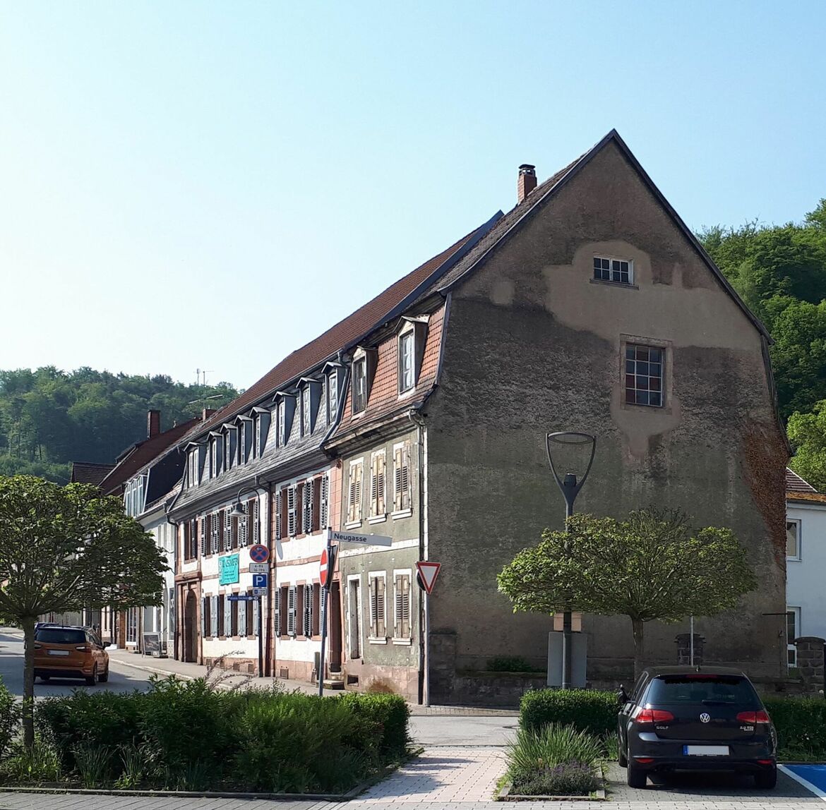 Straßenansicht mit Giebelwand