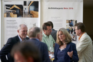 Angeregte Gespräche bei einem Glas Wein vor der Ausstellung.