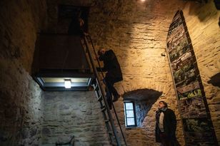 Innenraum des Burgturms in Sichtmauerwerk.