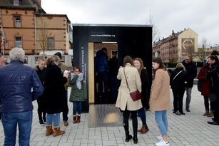 Blick frontal auf die Box mit geöffneter Tür und kleiner Rampe.