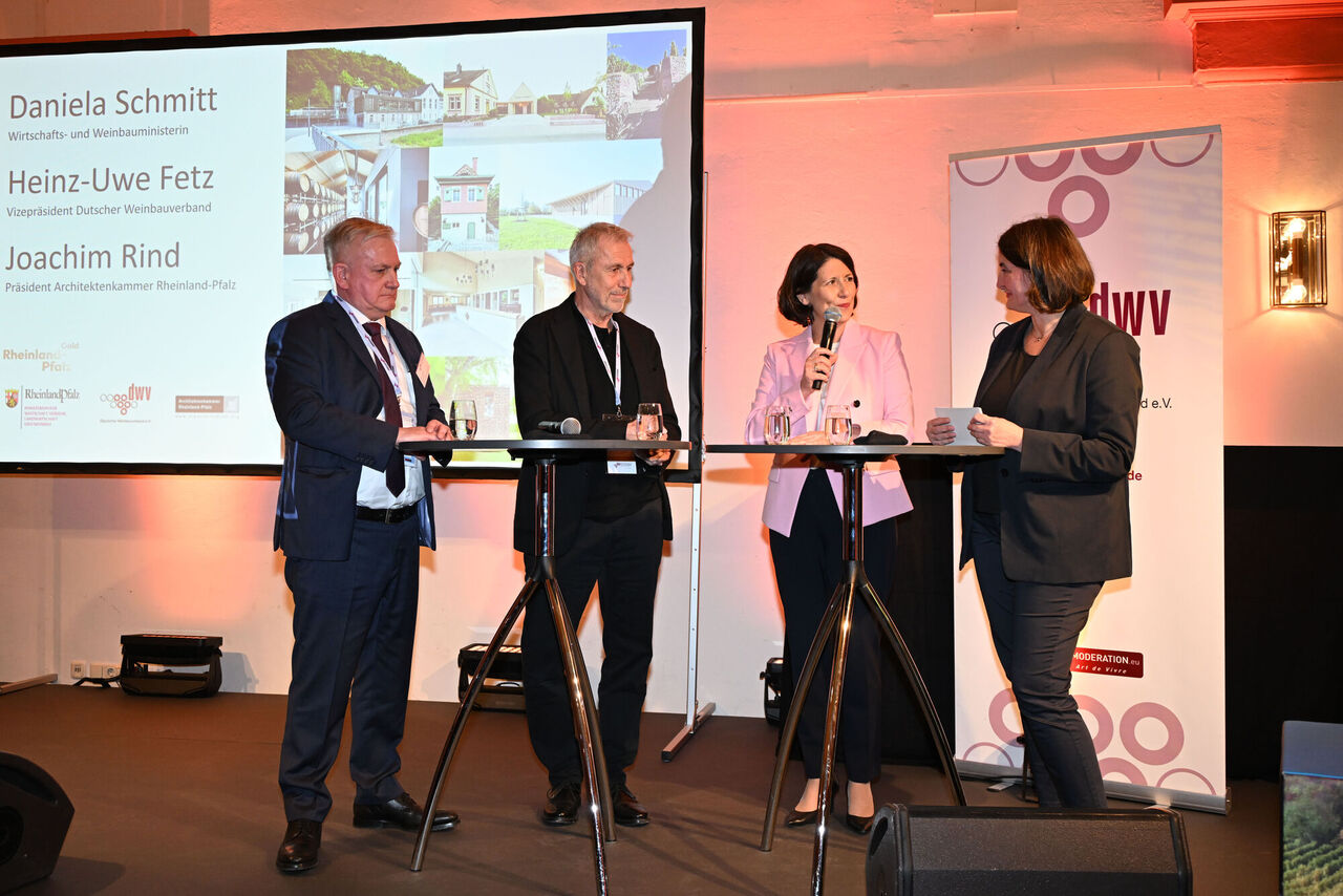 Talkrunde vor Präsentation an Stehtischen