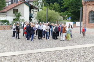 Besuchergruppe im Besucherzentrum Stiftung Sayner Hütte