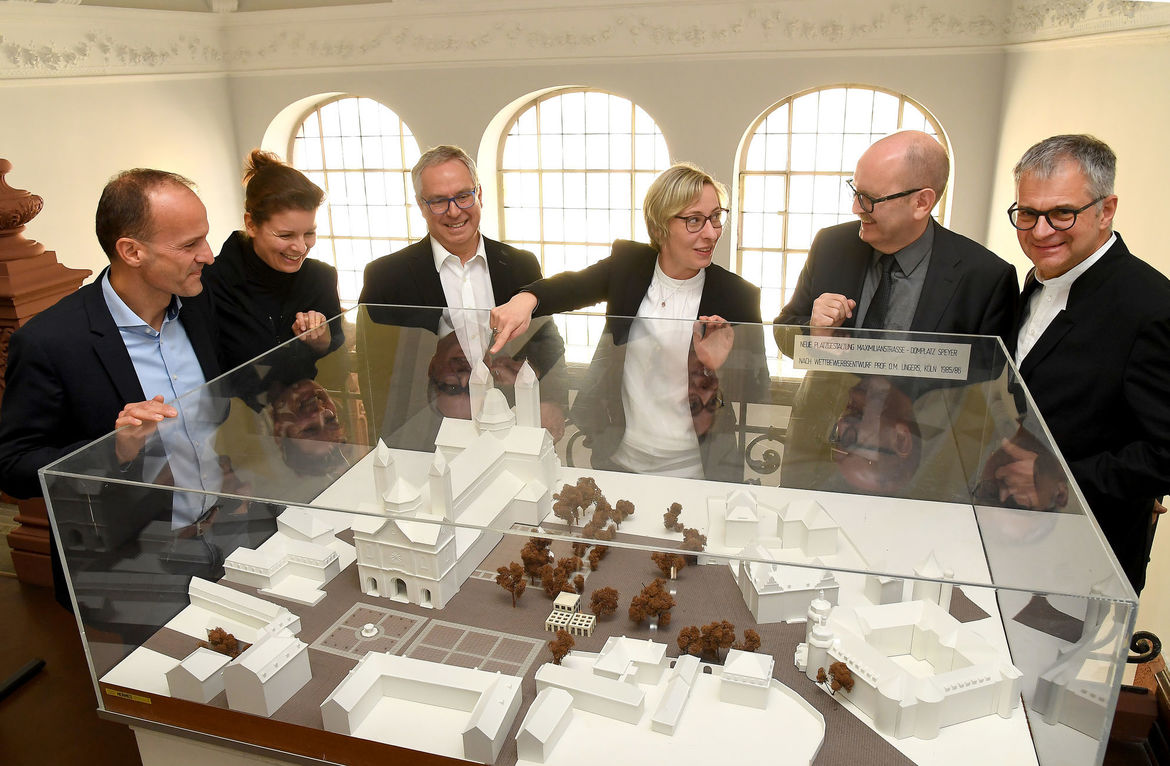 Gruppenbild mit OB Seiler, Bernd Reif und Kammervertreter vor einem Modell