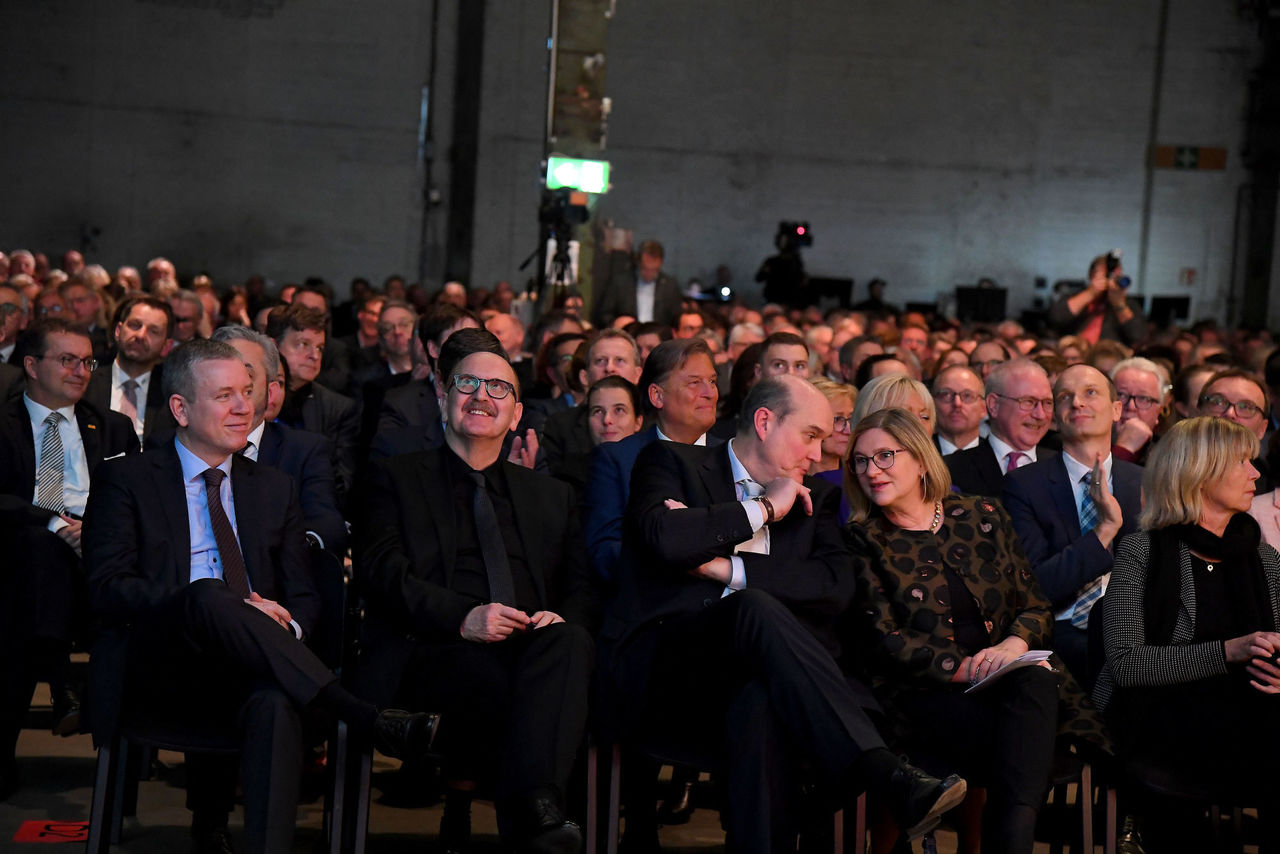 Kammerpräsident Gerold Reker mit Daniel Gahr (Stadtwerke Mainz), schräg dahinter Vizepräsidentin Edda Kurz 