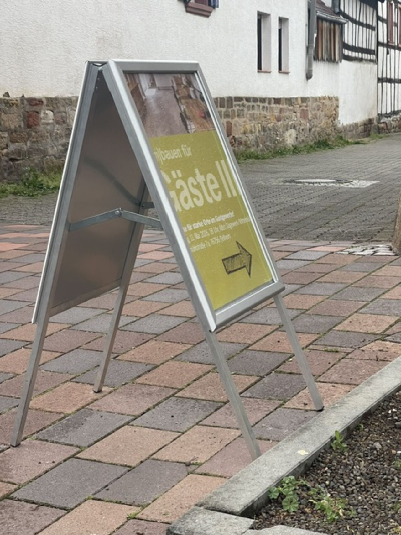 Foto: Dr. Christoph H. Nuehlen Aufsteller am Straßenrand weist den Weg zur Veranstaltung.