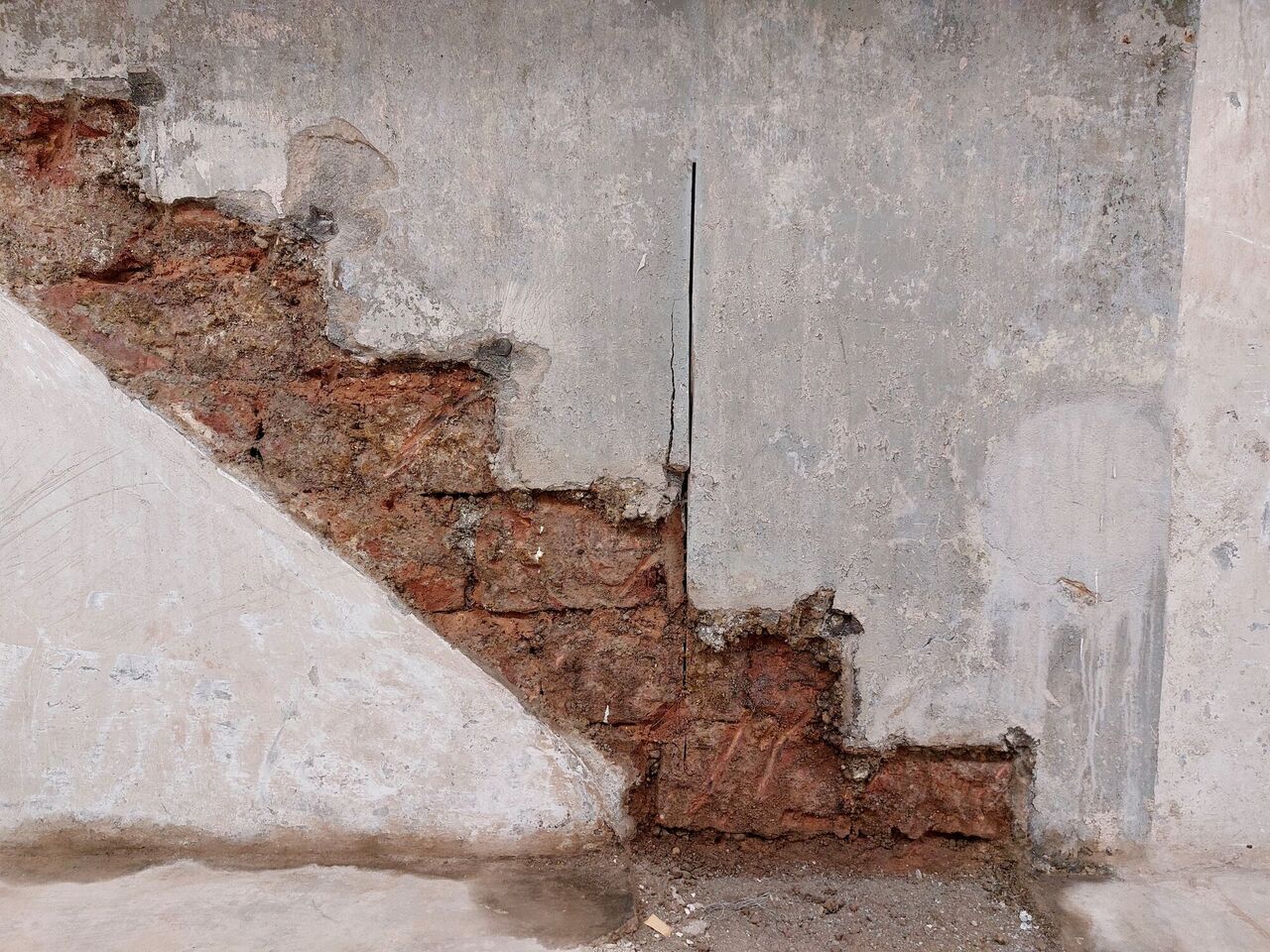 © Annabell Kraft Spuren abgerissener Treppe an Wand