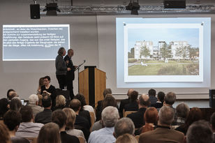 Architekt Peter Fern, für die Arbeitsgemeinschaft der Planung, und Arno Weber als Vertreter der Bauherrengruppe