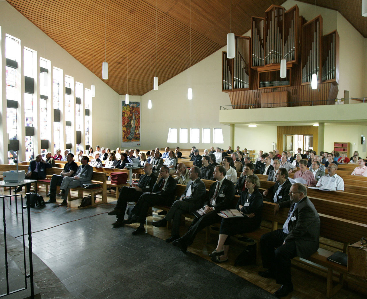Kirchenraum mit Besuchern