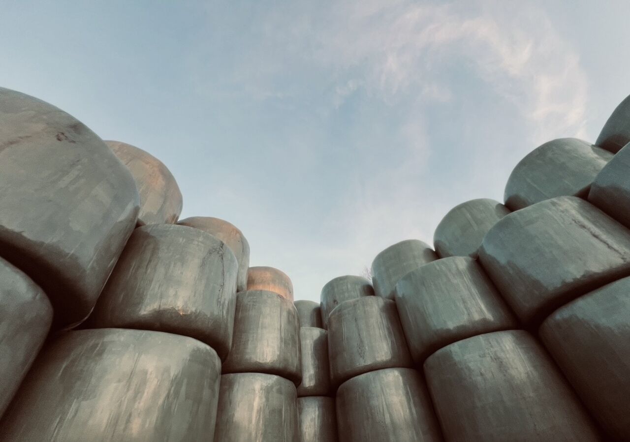 © Richard Gondert In Folie verpackte Strohballen, von unten fotografiert