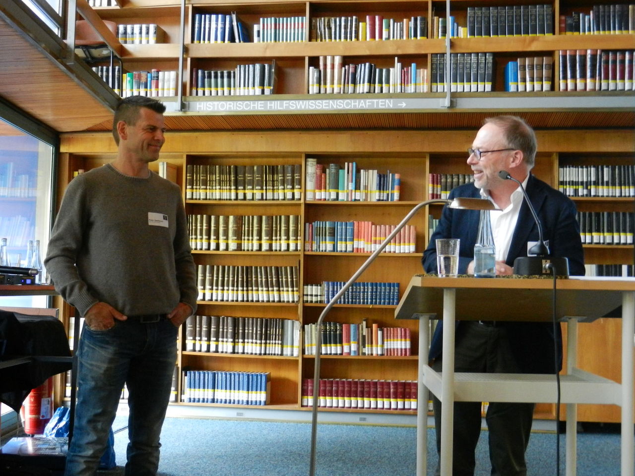 Ein Foto von den beiden Sprechern der Veranstaltung.