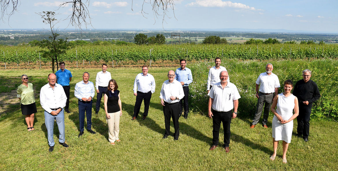 Gruppenfoto vor Weinbaulandschaft