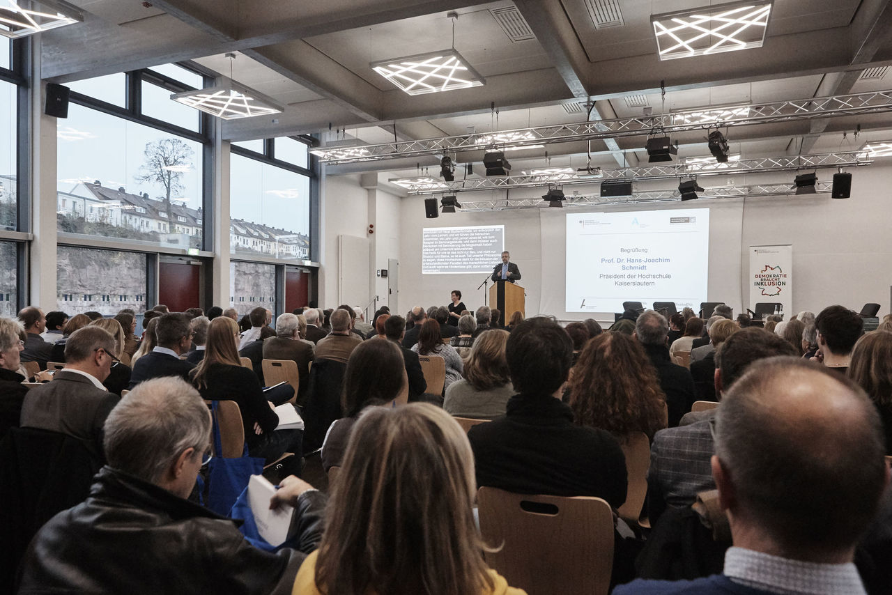 Die Aula des Campus Kammgarn in Kaiserslautern bis auf den letzten Platz besetzt