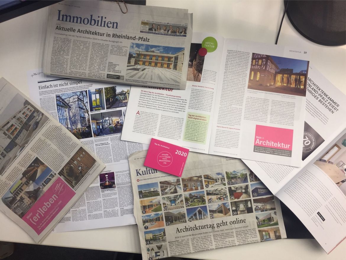 Foto: Architektenkammer Rheinland-Pfalz Presseberichte von Tageszeitungen und Magazinen auf einem Arbeitsplatz.