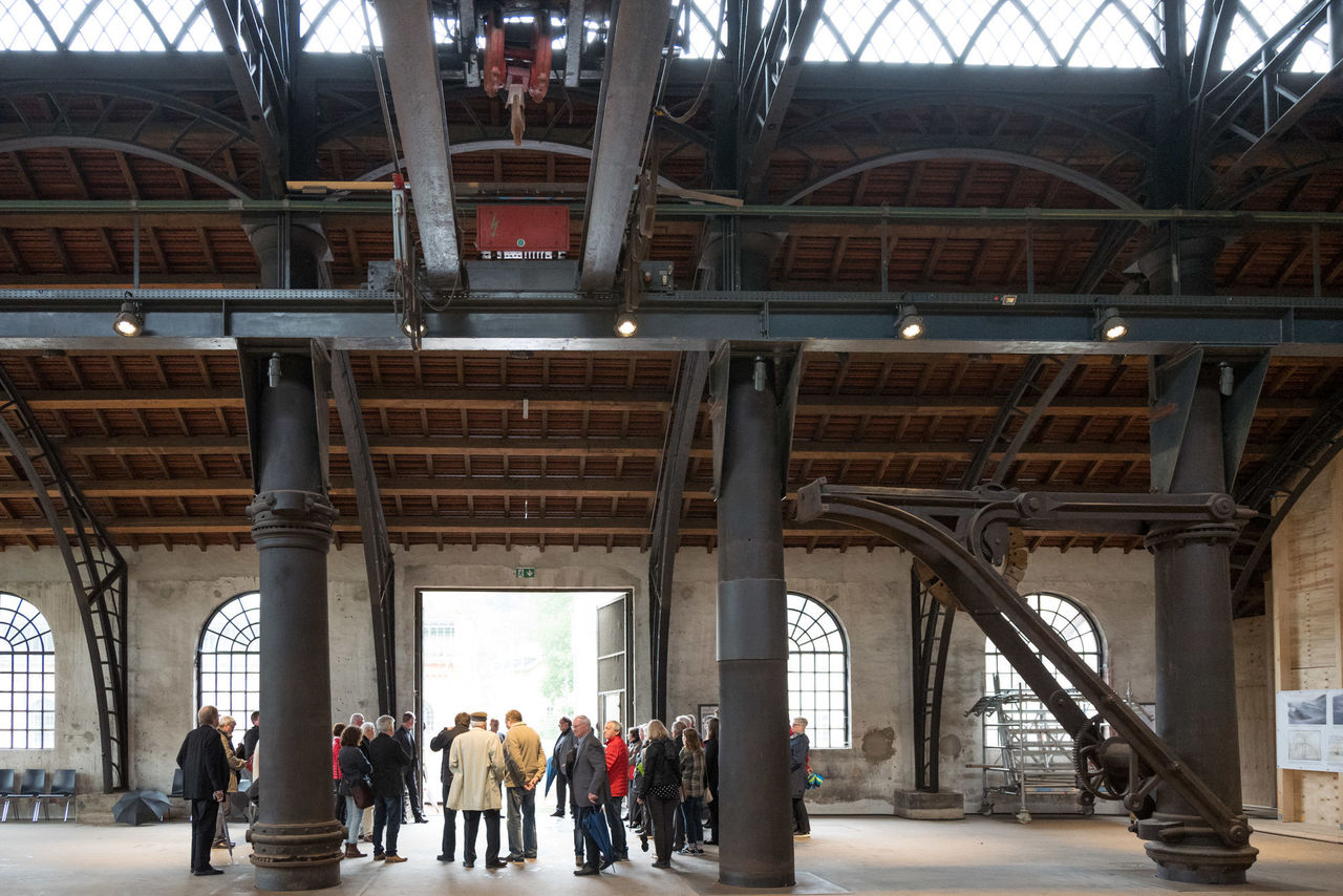 Besucher in der Gießhalle