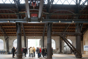 Besucher in der Gießhalle