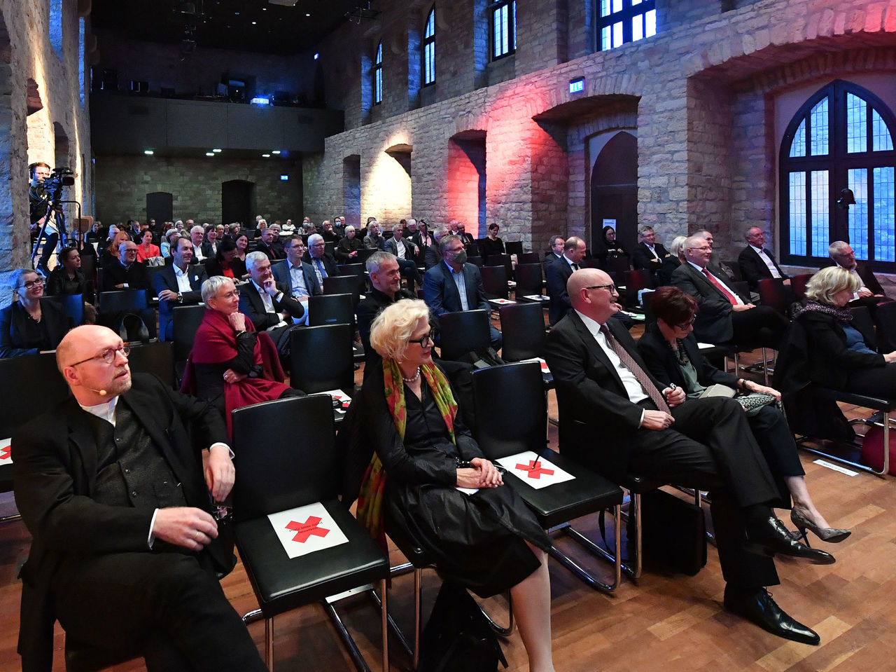 Blick in den Festsaal des Hambacher Schlosses, Publikum