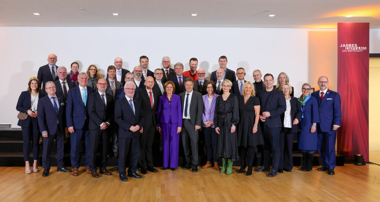 Gruppenfoto in der Mitte Ministerpräsidentin Malu Dreyer und Vizekanzler Dr. Robert Habeck